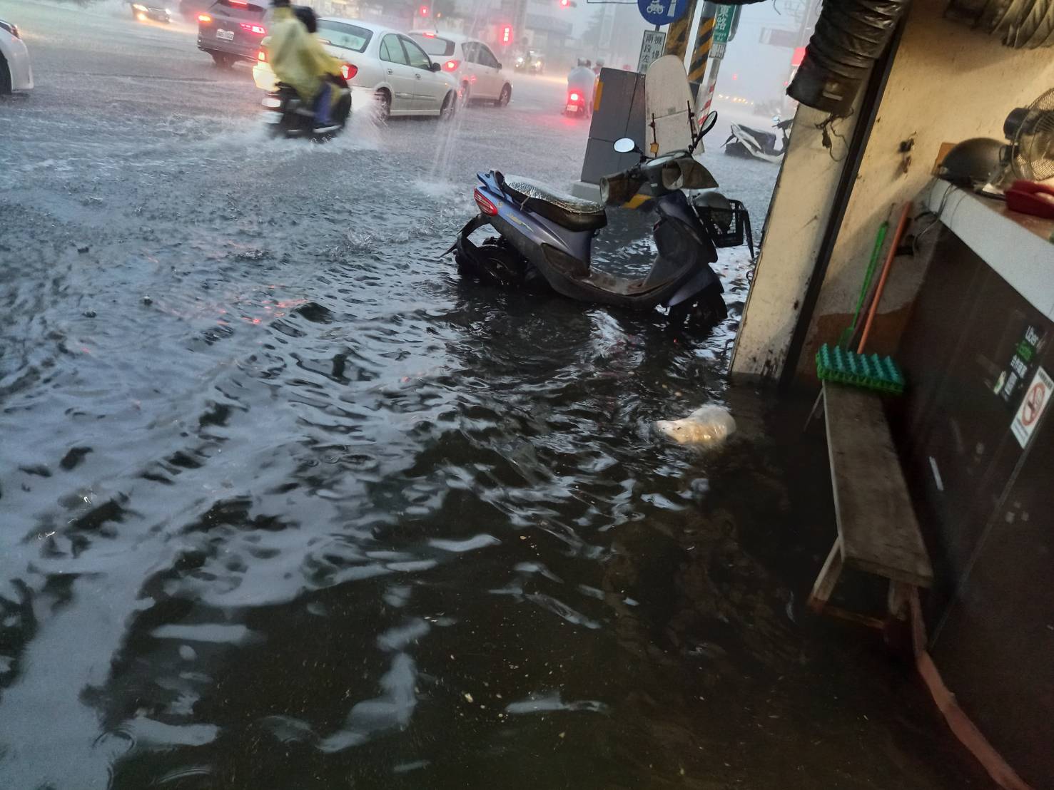 影音 午後對流雲系發威豪雨狂炸嘉義市 新頭條 Thehubnews