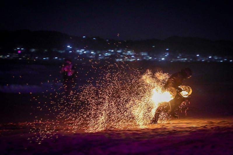 北海夜金閃閃 北海潮與火 去年以撼動人心的火舞點亮北海的夜晚 吸引民眾前往北海岸享受光與藝術之饗宴 新頭條 Thehubnews