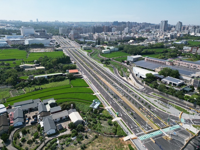 市政路第1標工程全長750公尺 總經費23億9 254萬元 其中工程費9億1 054萬元 用地費14億8 200萬元