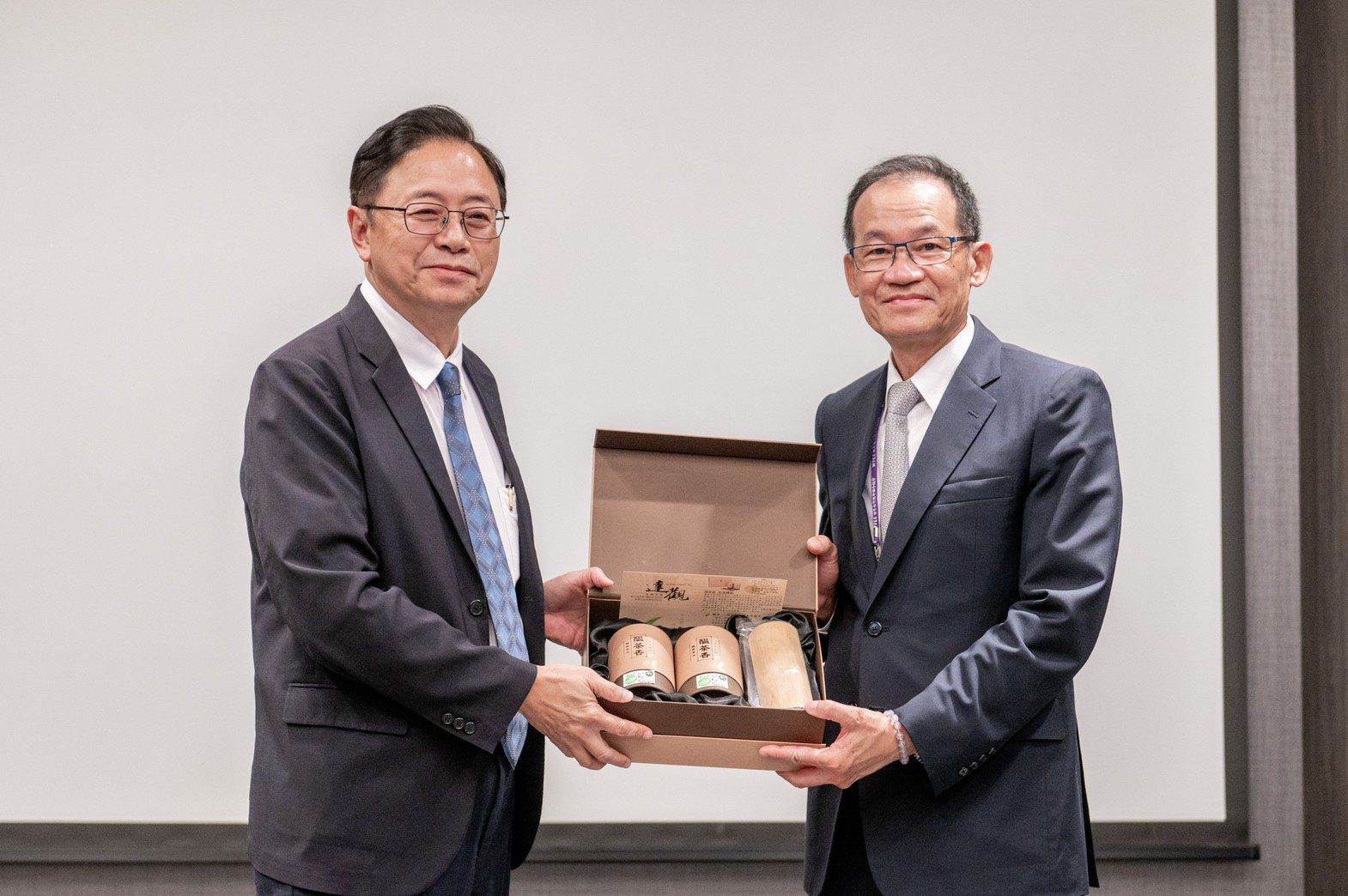 贈禮合影。(圖/桃園市新聞局 提供)