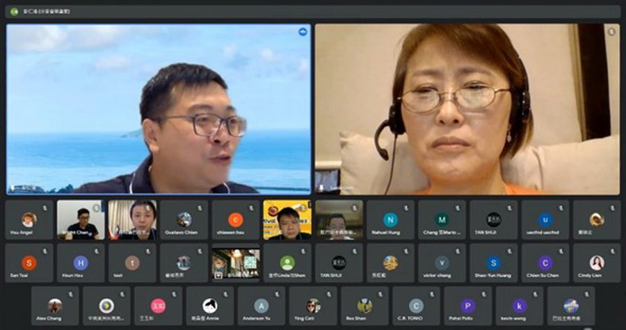 中南美洲台灣商會聯合總會菁英培訓主委葛道爭僑務委員（右）代表洲總上線支持，並與主講人彭仁鴻（左）對談。（圖∕金魚厝邊提供）