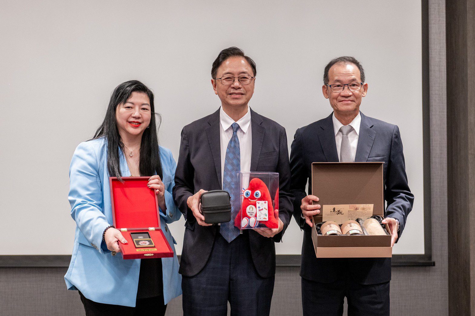 貴賓合照。(圖/桃園市新聞局 提供)