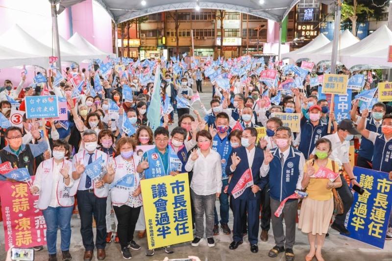 盧秀燕3日晚下班後趕到大雅，出席台中市議員候選人吳呈賢聯合競選總部成立大會，雖然非夜市沒開，許多民眾還是特地前來支持力挺，偌大的場地坐滿超過3000名支持鄉親。（圖/盧秀燕競選總部）