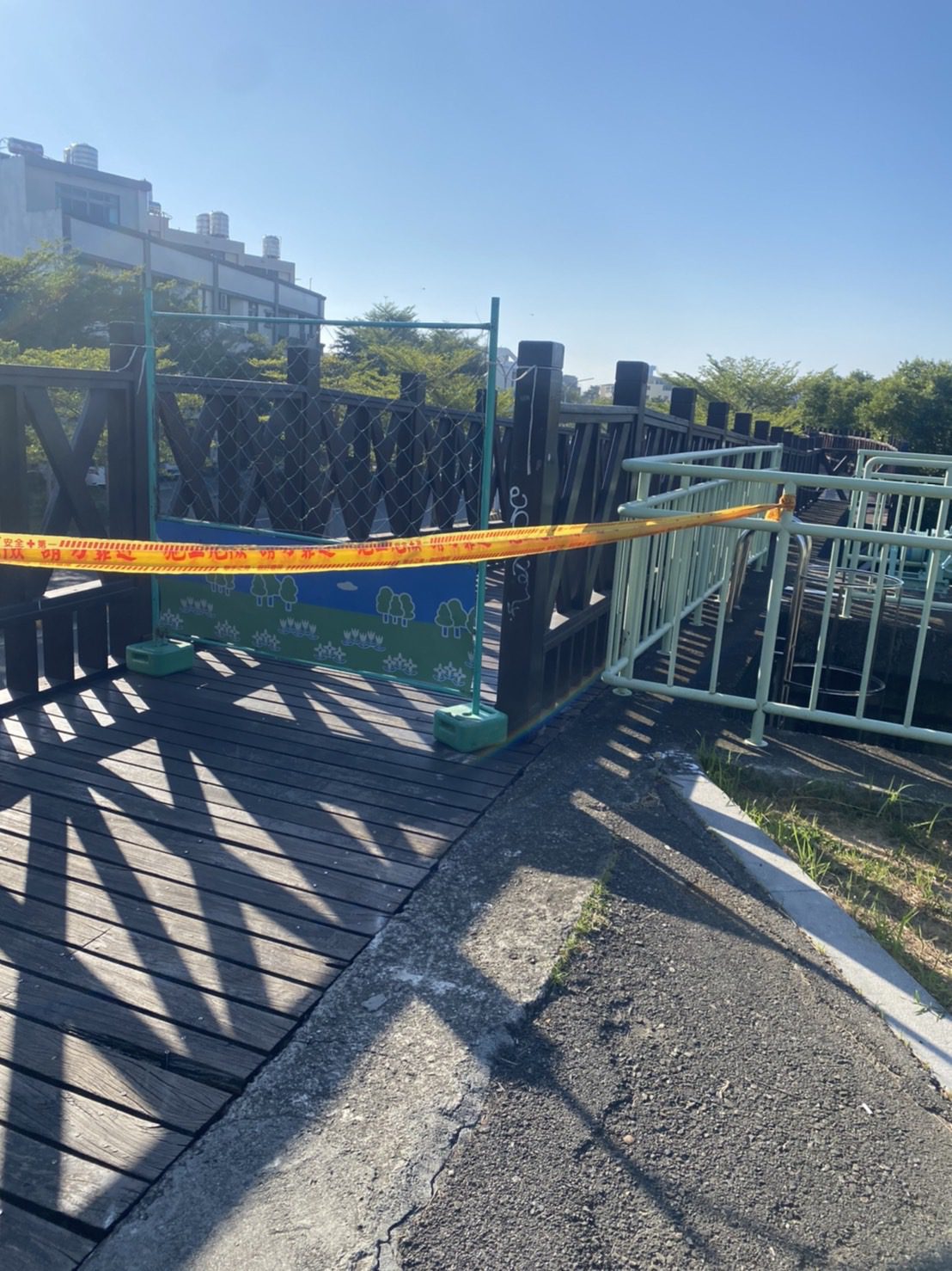 鹽水溪安北路堤防腳踏車道板脫落12月底前可修復開放。（圖／李啟維提供）