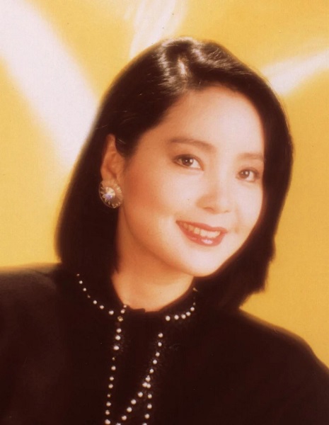 鄧麗君神秘未發表遺作〈情歌最愛夜霧時〉消息曝光,瞬即登上音樂平台熱搜榜,掀起全球熱議。
