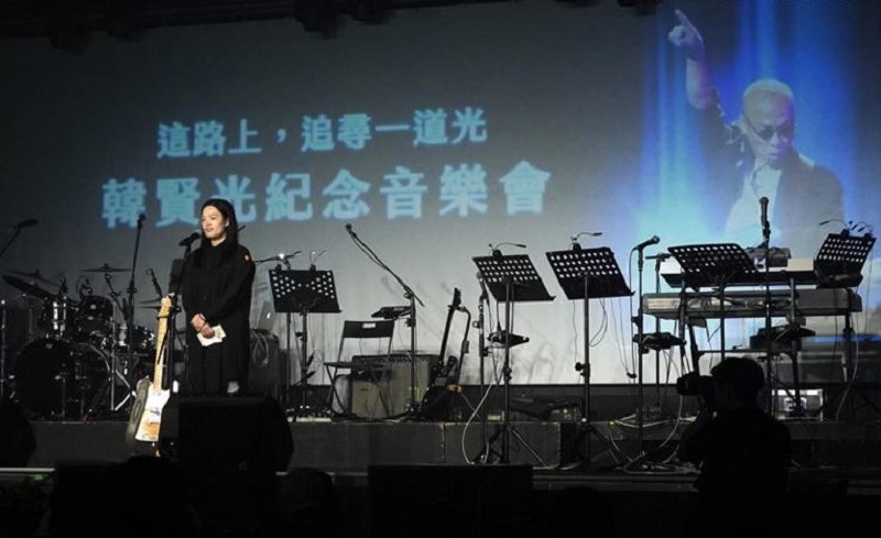 韓賢光遺孀Gina淚灑追思音樂會。(中華音樂人交流協會提供)