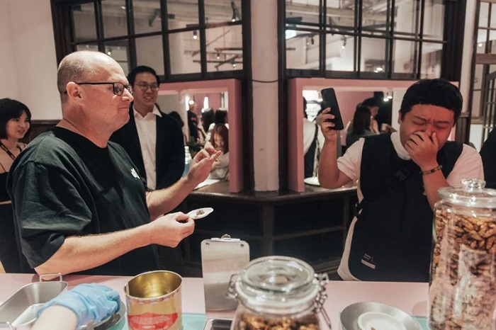 入口即地獄—噁の食物博物館-噁の勇者試吃吧挑戰-鹽醃鯡魚罐頭。圖:KKLIVE 提供