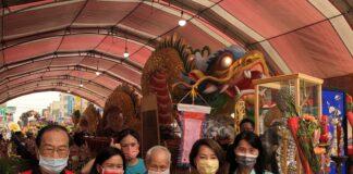 ▲嘉義城隍廟 賴永川董事長與嘉義市副市長 祥龍獻普。（圖／嘉義城隍廟提供）