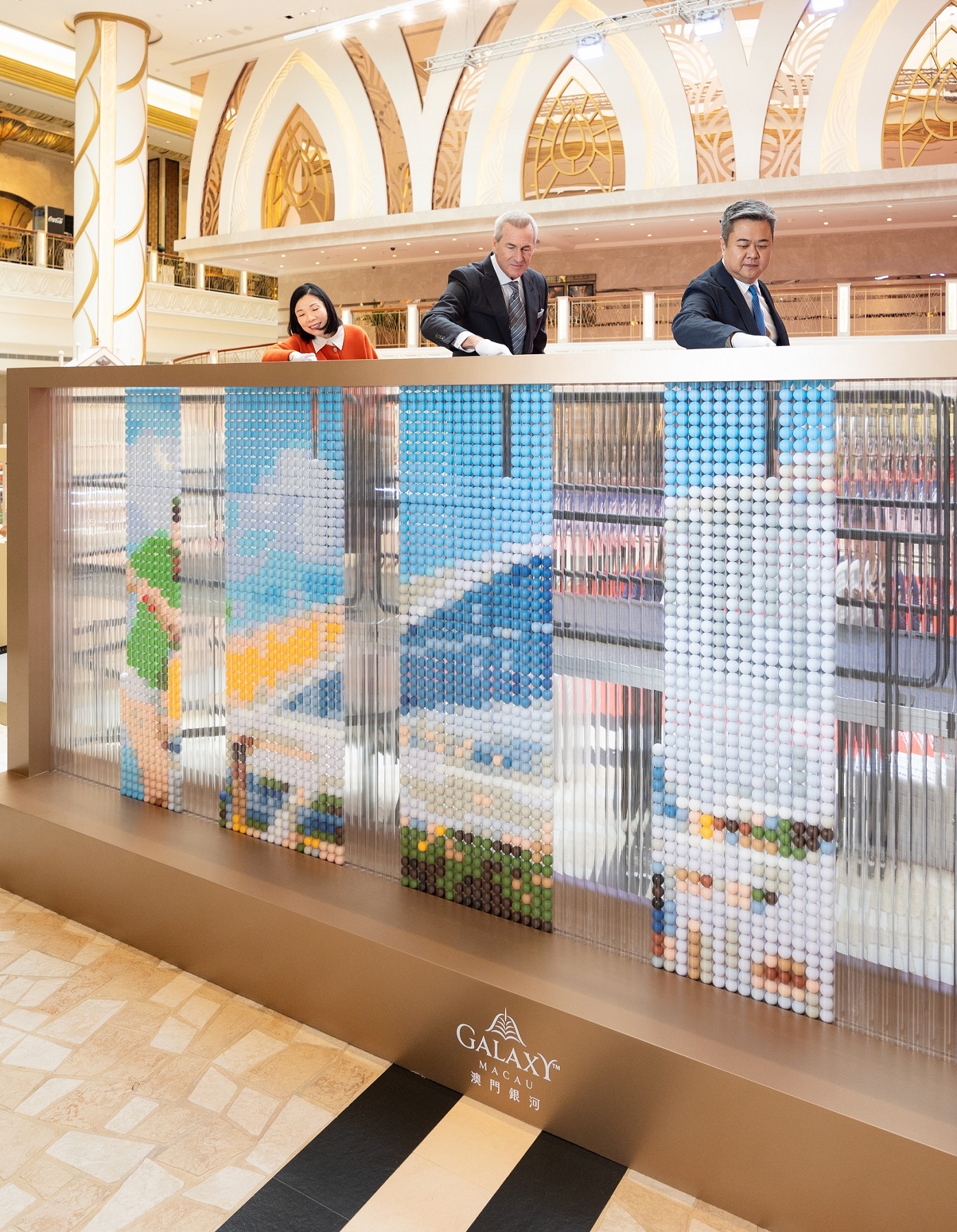 銀娛的管理層到場支持並共同參與藝術品即時創作，並為在場創作的同事打氣，展現團結一心的精神。