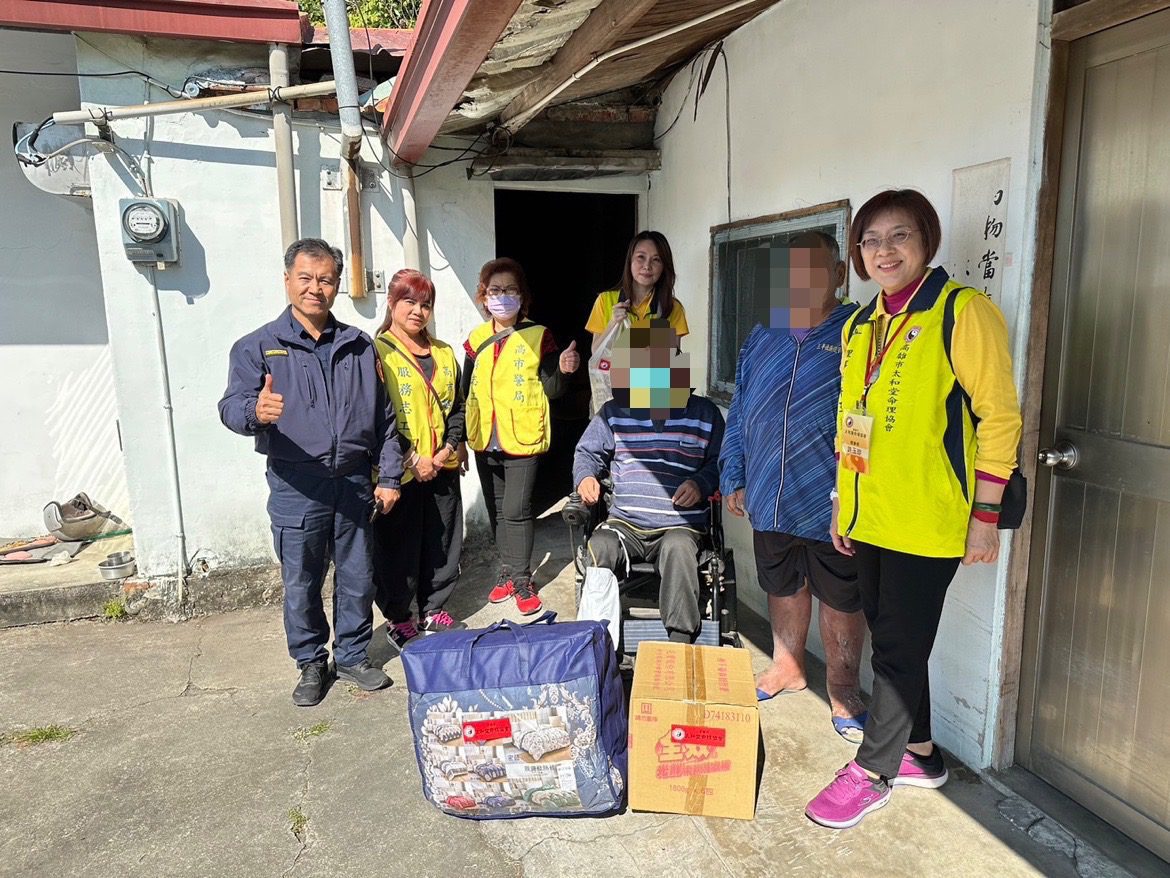 農曆年節前夕，旗山警偕民間慈善團體及警察志工ㄧ起傳愛、助弱勢