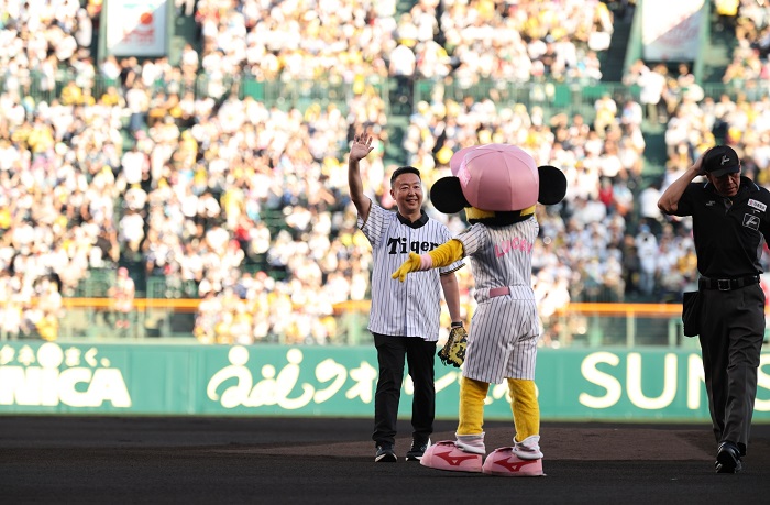 交通部陳世凱部長受邀參加第7屆阪神甲子園台灣日的開球儀式。(交通部觀光署提供)