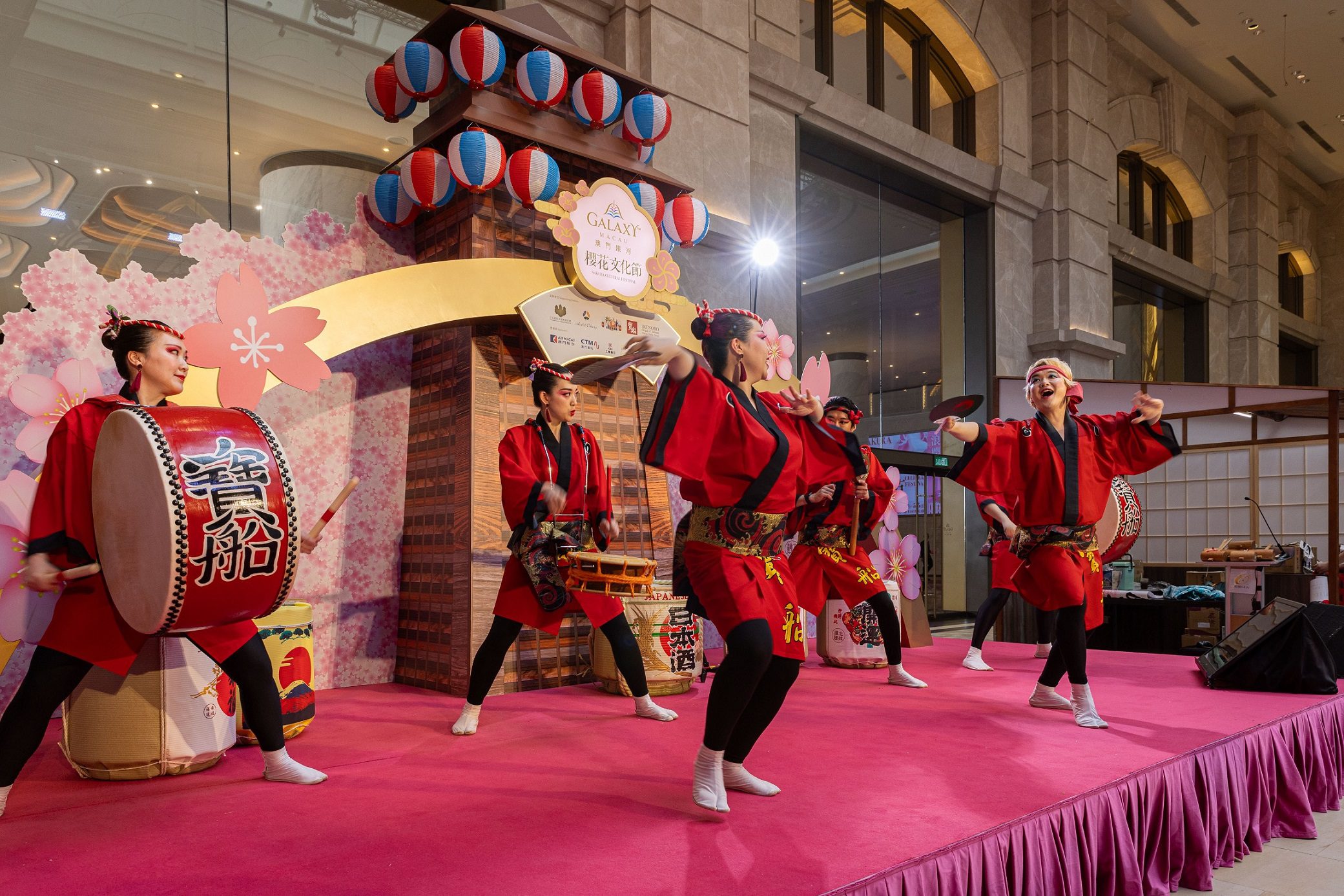特邀自日本的表演團體「寶船」在「澳門銀河」櫻花文化節期間每天為賓客奉上精彩的日本傳統太鼓表演。