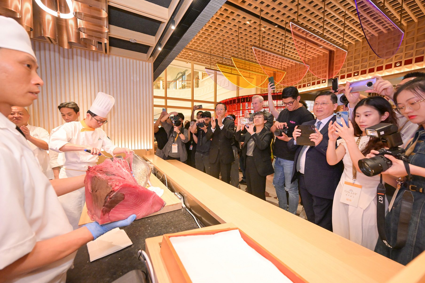 「饗和民」廚師團隊在開幕式現場為嘉賓展示由日本長崎直送到埠、重達80公斤的藍鰭吞拿魚現切秀。