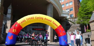 ▲4月29日康橋高中學生們在康軒文教集團董事長李萬吉與家長會李翊菲會長共同鳴槍後出發，開始12天880公里的單車環台之旅。（圖／康橋國際學校提供）