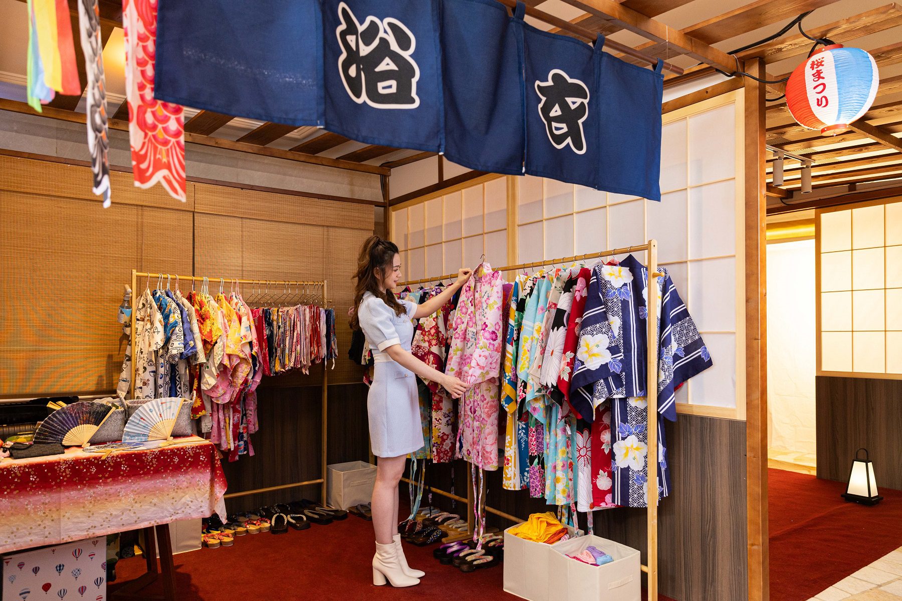 櫻花文化節舉辦期間，賓客消費滿額即可試穿傳統的日本服飾—浴衣。