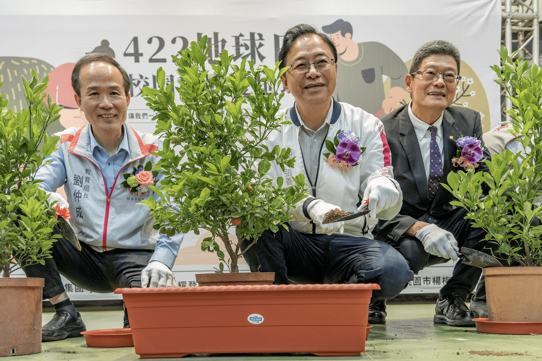 地球日植樹活動     張善政感謝企業捐樹苗     共同打造友善環境