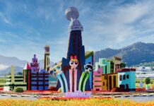 ▲主花毯為歷屆最大，高18米、直徑60米，其中，以魔人啾啾的基地為裝置的最高點。（記者廖家賢翻攝）