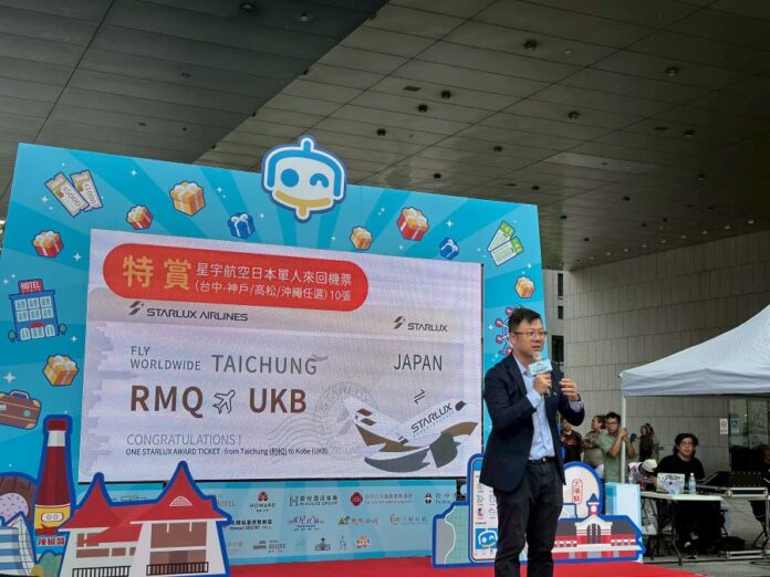 台中市府數位局長林谷隆宣布《台中通》破300萬次下載台中數位局加碼送303份豪禮。（圖/記者林均和攝）