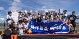 海保署24日在屏東縣恆春辦「潛水淨海、友善珊瑚」淨海行動，號召116位熱心民眾及海洋保育大使－小嫻及相關機關單位共同投入-海保署李筱霞副署長(中)與大家一同淨海成功。(圖/海洋委員會海洋保育署)