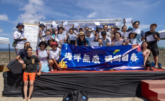 海保署24日在屏東縣恆春辦「潛水淨海、友善珊瑚」淨海行動，號召116位熱心民眾及海洋保育大使－小嫻及相關機關單位共同投入-海保署李筱霞副署長(中)與大家一同淨海成功。(圖/海洋委員會海洋保育署)