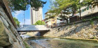 台中市綠川濟世綠橋改善工程完工通車，梁底抬高將近80公分，改善排水斷面達到治理保護標準外，也考量降低汛期河道施工風險及減少梁底抬高路面影響。（圖/台中市政府）