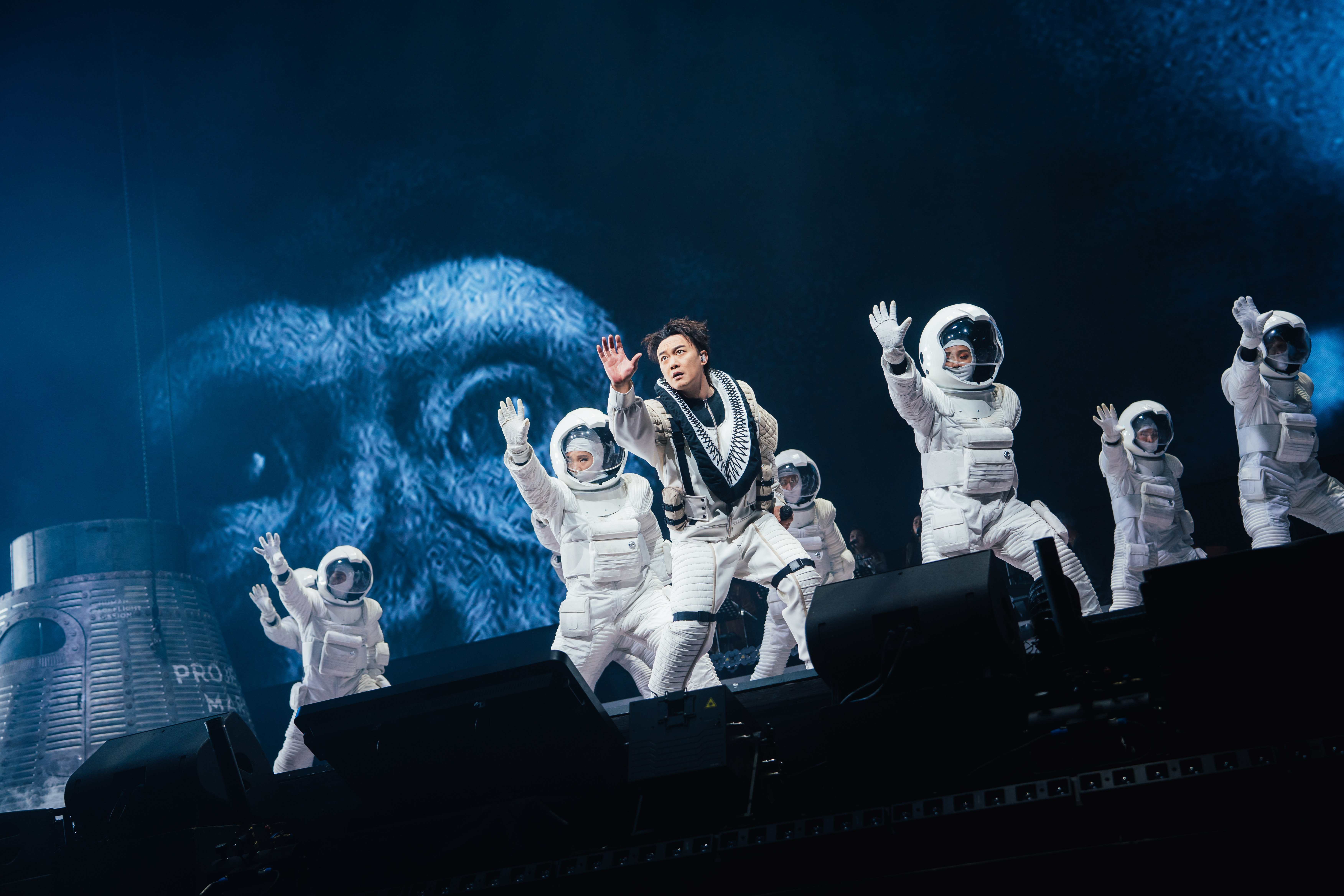 自2022年12月開始,《陳奕迅 FEAR and DREAMS 世界巡迴演唱會》已於全球超過30個城市完成了超過160場演出,每站均收穫不俗口碑。