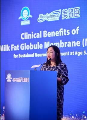 兒童體智及行為發展學科專科醫生杜藴瑜醫生引用臨床研究指出，證實母乳黃金膜 (MFGM) 對兒童長期腦部發展的重要貢獻。