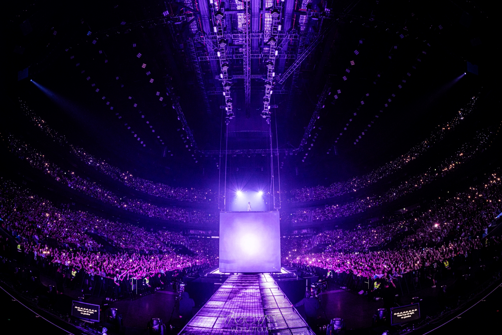 王嘉爾為銀河綜藝館千萬樂迷帶來極盡視聽享受的精彩演出。