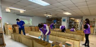 中華安得烈慈善協會志工協助食物箱分裝。(圖/台中市政府)