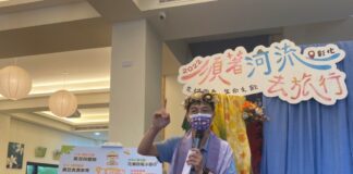 水保局南投分局陳榮俊分局長介紹彰化濁水溪沿線8處農村深度體驗遊程。(圖/記者林均和攝)