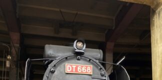 叄山國家風景區管理處推兩梯次蒸汽火車鐵道遊程，這次搭乘的是DT668蒸汽火車頭，連接DR3000自強號車廂，車廂中有開啟冷氣及配合車廂數配有洗手間，總座位數為260個位置。(圖/叄山國家風景區管理)