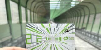 中捷公司推出2022年度限量票卡，每人每次限購3張，每張售價100元，售完為止-台中捷運2022年度票卡設計融入電聯車快速穿梭於綠色隔音牆的特色。（圖/台中市政府）