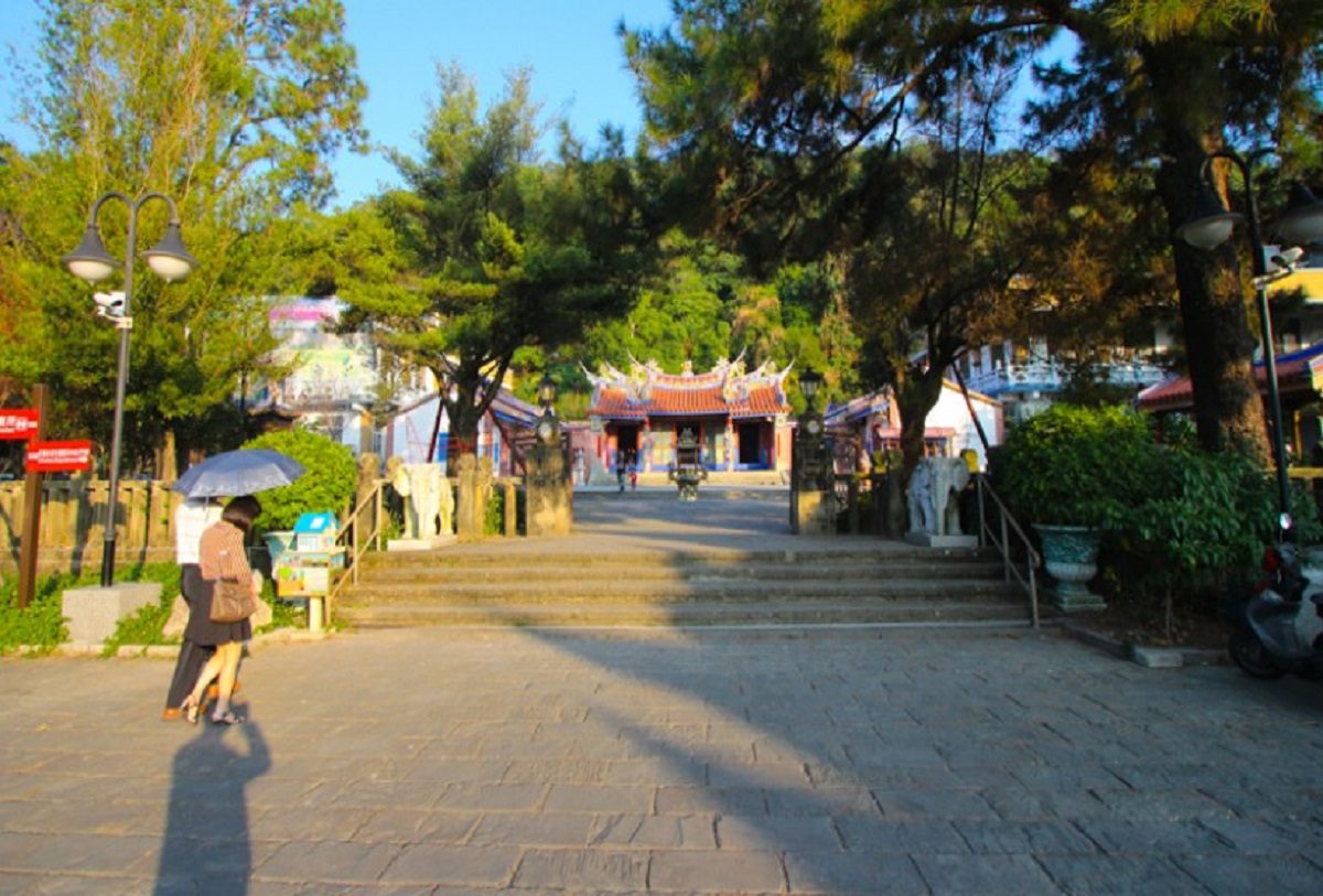 新春旅遊走訪清水巖寺　與神心靈交會欣賞百年茶花。（圖／記者蕭麗鳳攝）