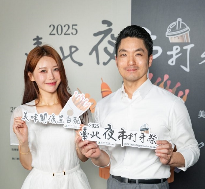 台北市長蔣萬安與韓國啦啦隊女神李雅英一同宣傳推廣2025臺北夜市打牙祭活動。( 臺北市市場處/提供)