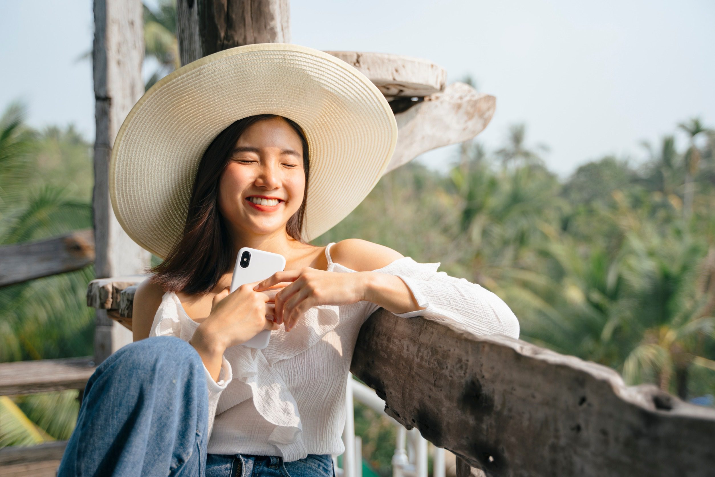 女孩兒獨自旅行時，要時常跟家人保持聯繫。圖/123RF圖庫