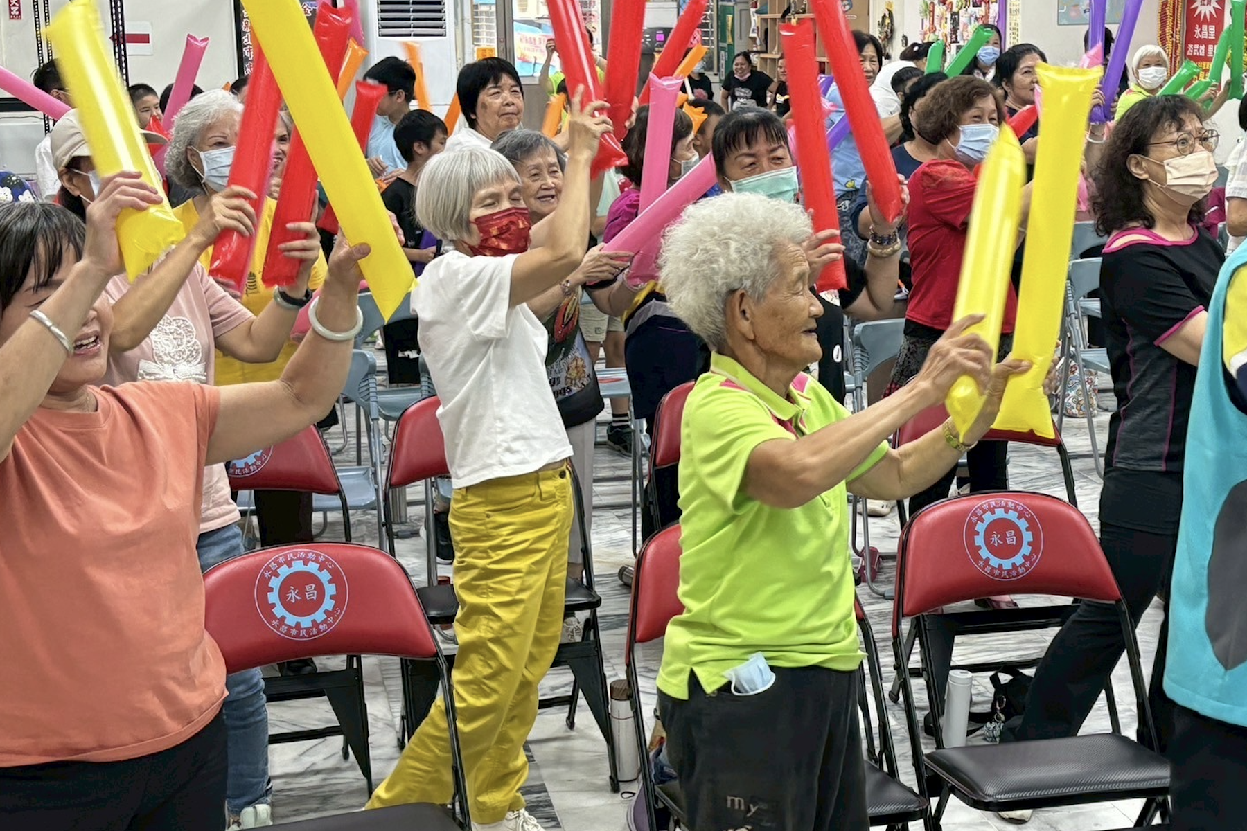 「牛轉筋開、爺奶金讚」     這裡共好協會辦祖父母節活動     牛角棒按摩讓長輩筋骨舒活