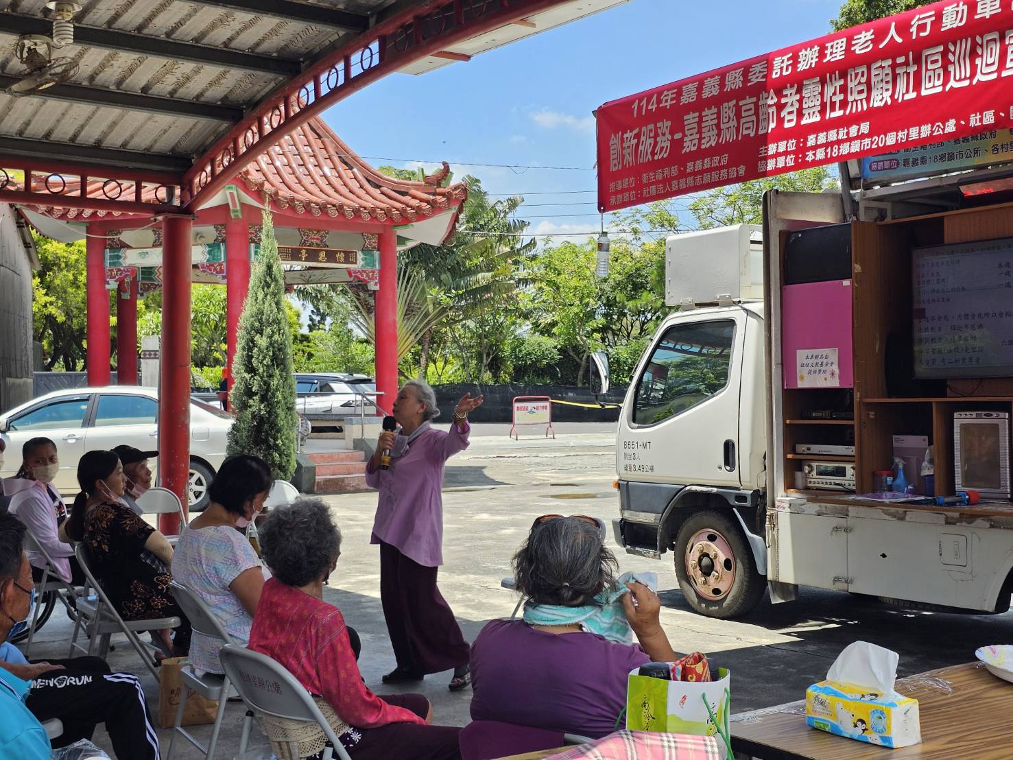 「老人行動車」深入各鄉鎮市　會走的關懷站受長輩歡迎