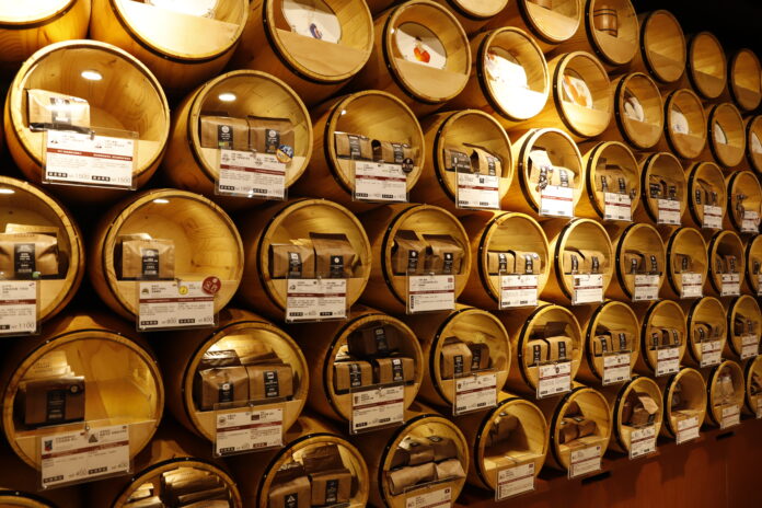 ▲世界各國上百款精品咖啡，同價位可任選，買1包送1包。（照片提供／歐客佬精品咖啡）