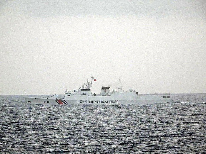 中共海警「3105」船進入東沙管轄水域,巡護八號全程並航監控、廣播驅離。(東南沙分署提供)