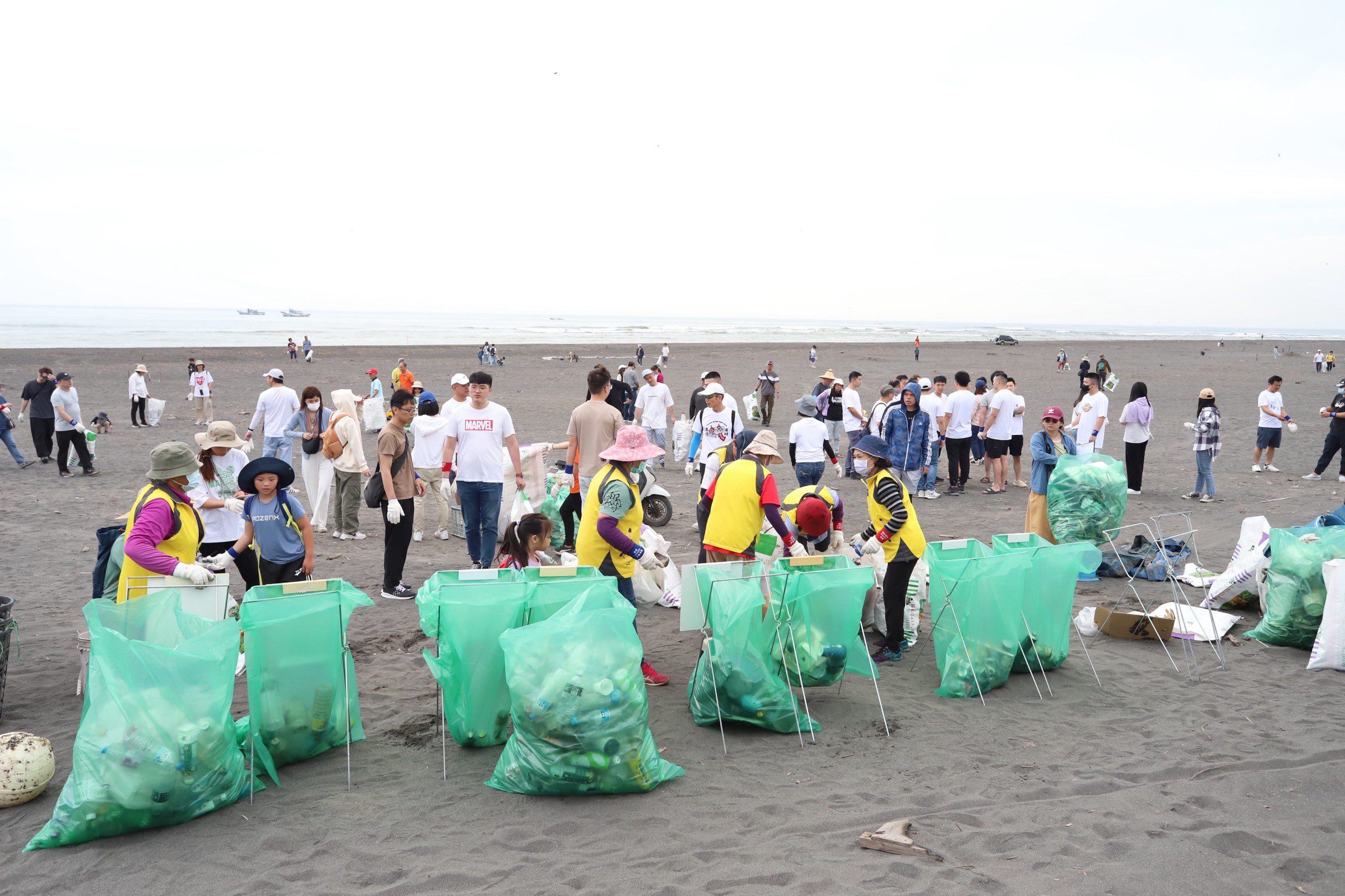 地球日百人東港海灘淨灘減塑  共計清除進600公斤廢棄物