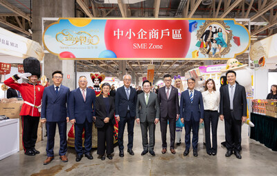 一眾主禮嘉賓周四出席在澳門威尼斯人金光會展舉行的「2025金沙物美嘉年華」開幕式後參觀展場。