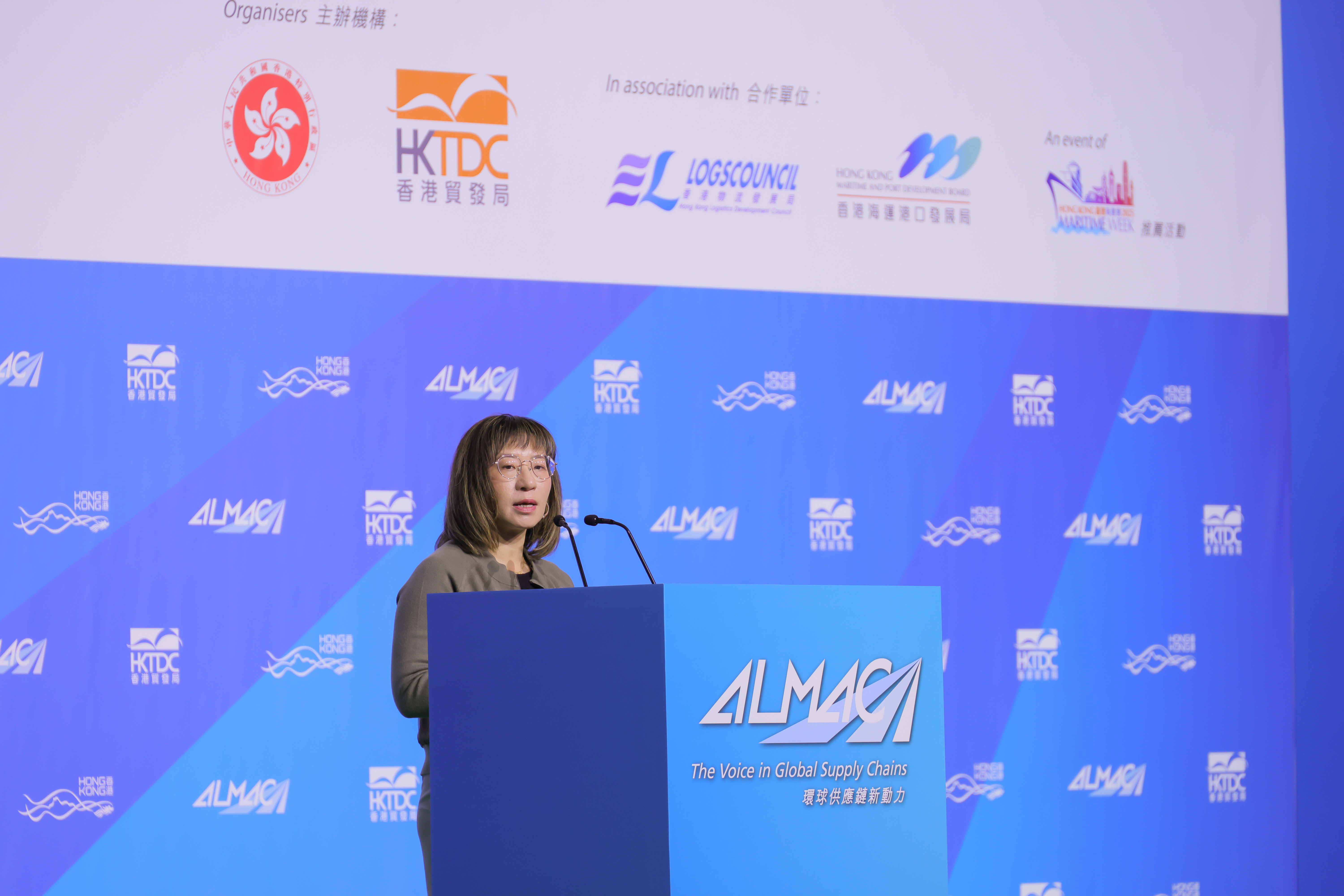 香港特別行政區政府運輸及物流局副秘書長暨海運及港口發展專員陳婉雯女士為「港口社區系統x 2025 LSCM 航運高峰會」致辭時鼓勵業界應用創新技術。