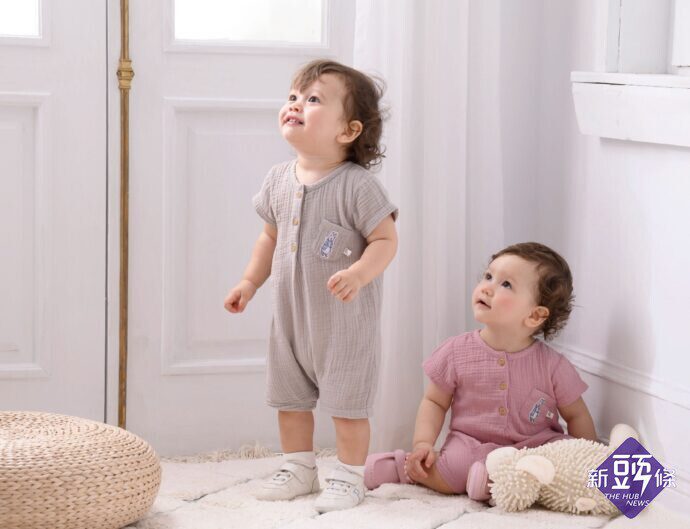 【純棉紗布】款式突破以往內著印象，居家戶外搭配皆適合，輕鬆讓寶寶穿出文青時尚感。（圖／奇哥公司提供）