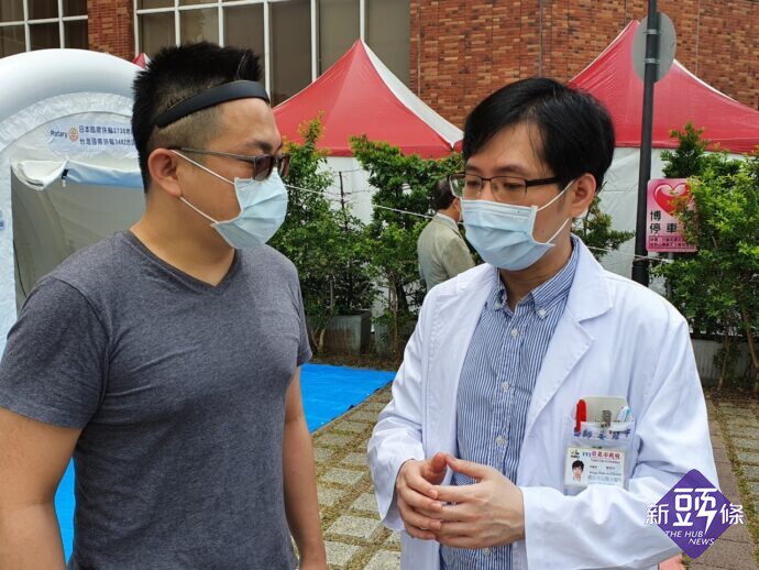 姜冠宇專責病房醫師(右一)接受3482地區特派記者採訪 (照片來源:國際扶輪3482地區提供)
