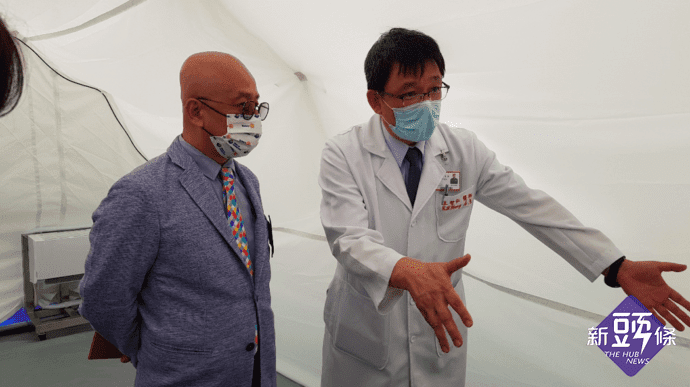 王智弘院長與3482地區許鈴裕總監說明未來醫療帳篷防疫規劃 (照片來源:國際扶輪3482地區提供)