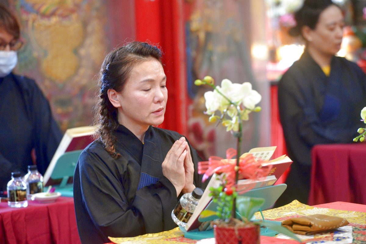 ▲東海龍門天聖宮宮主陳柔嫻與爐下弟子和眾善信…等大德,在主法法師會常師父的帶領下,共同為台東祈禱能夠渡過每個難關、風調雨順國泰民安。(圖/東海龍門天聖宮 提供)