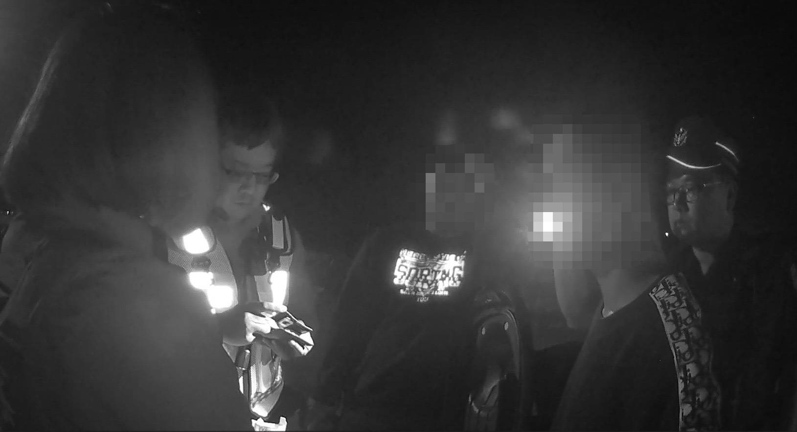 警方調查發現，2名騎士皆為無照駕駛。警方當場依規定針對無照駕駛、未裝設後照鏡及通報噪音車等違規行為，共開出9張罰單並扣車。