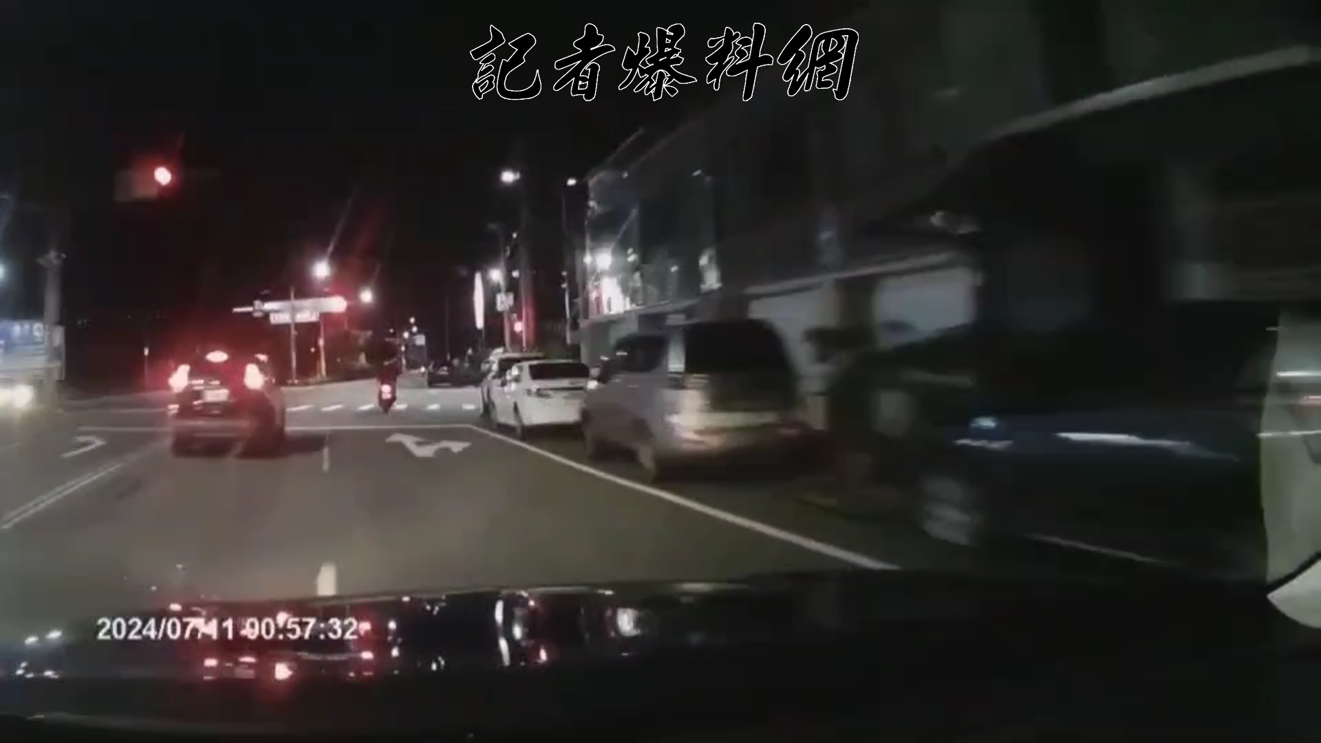 19歲游性子男因騎乘改裝機車噪音過大遭攔查，他不但拒絕停車，還載著朋友加速逃逸，在淡金公路上與警方上演驚險追逐戰。