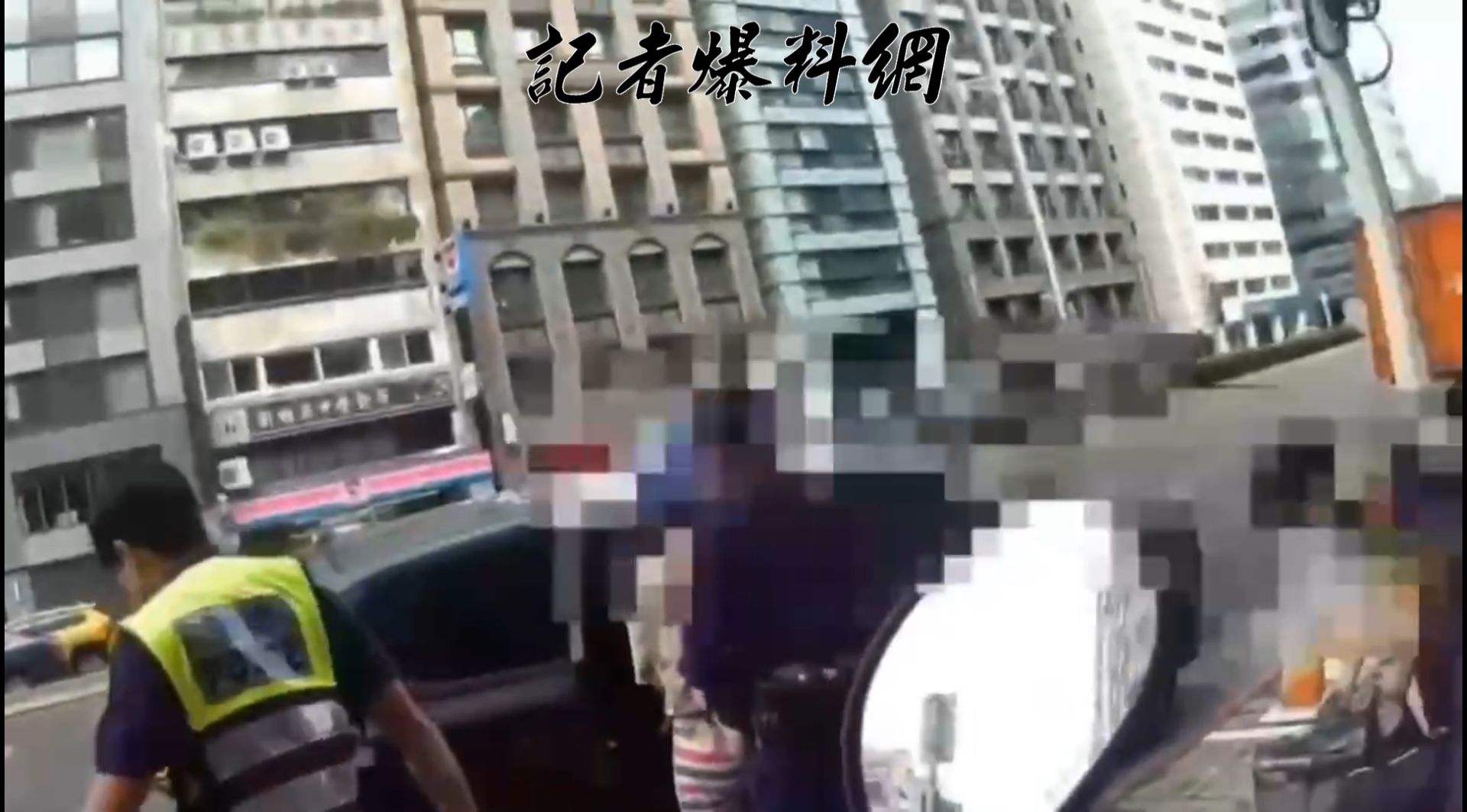 員警確認傅女因竊盜罪嫌,遭高雄地檢署發布通緝,當場依法宣讀權利並將其上銬逮捕。