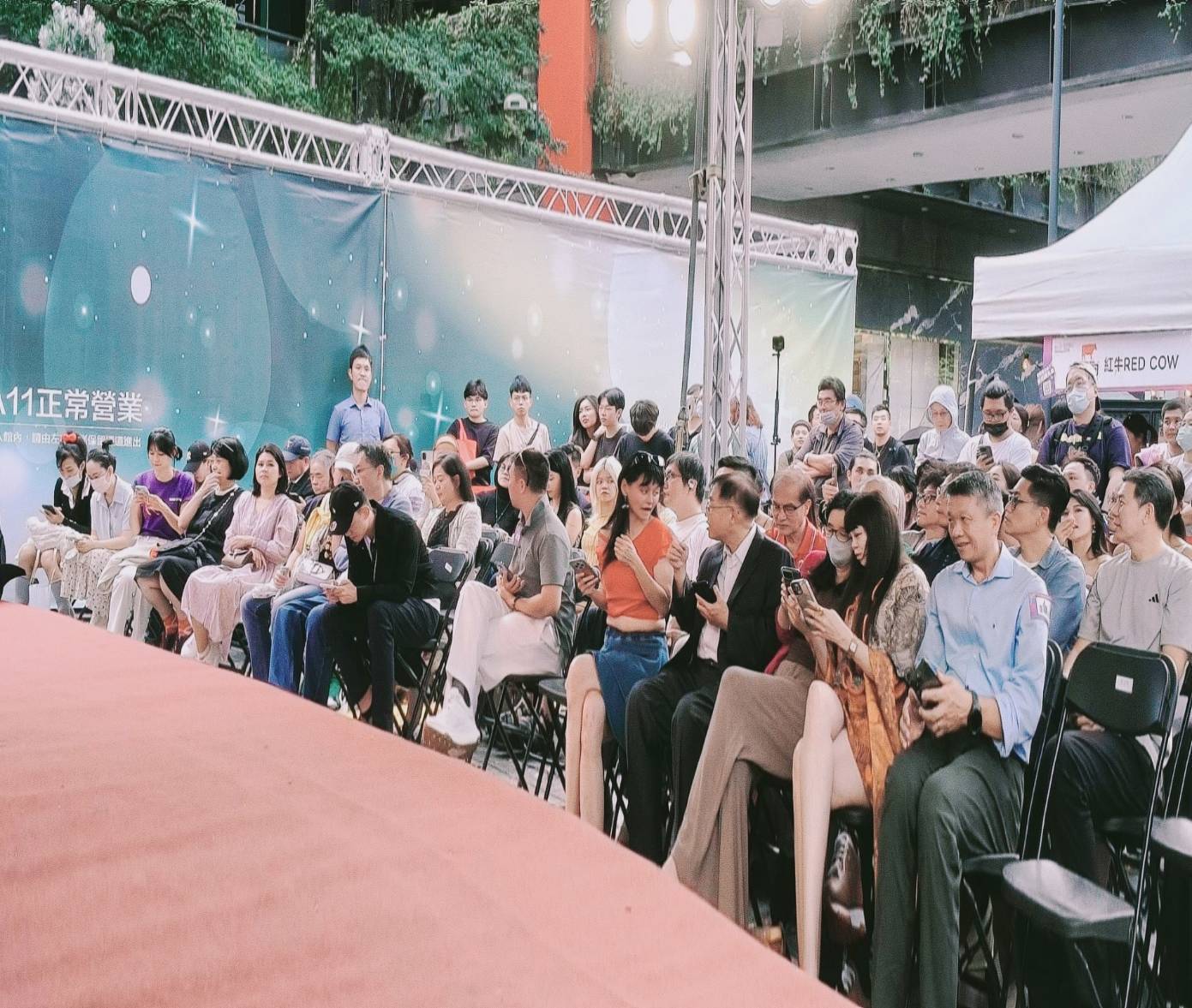 2025 臺北網紅節在信義區香堤大道登場，吸引大批民眾與粉絲到場參與，展現網紅經濟與商圈合作的熱度。